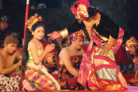Театр на бали. Театр Бали Баронг. Театр Бали. Бали театр костюмы. Title for a Cultural Drama.